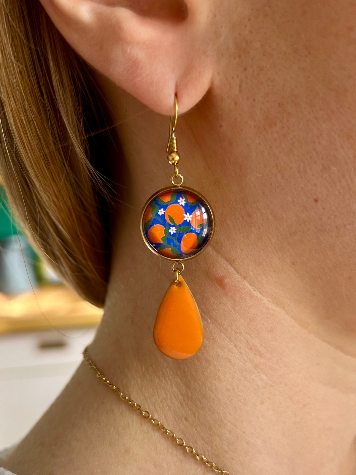 BOUCLES D'OREILLES pendantes oranges sur fond bleu