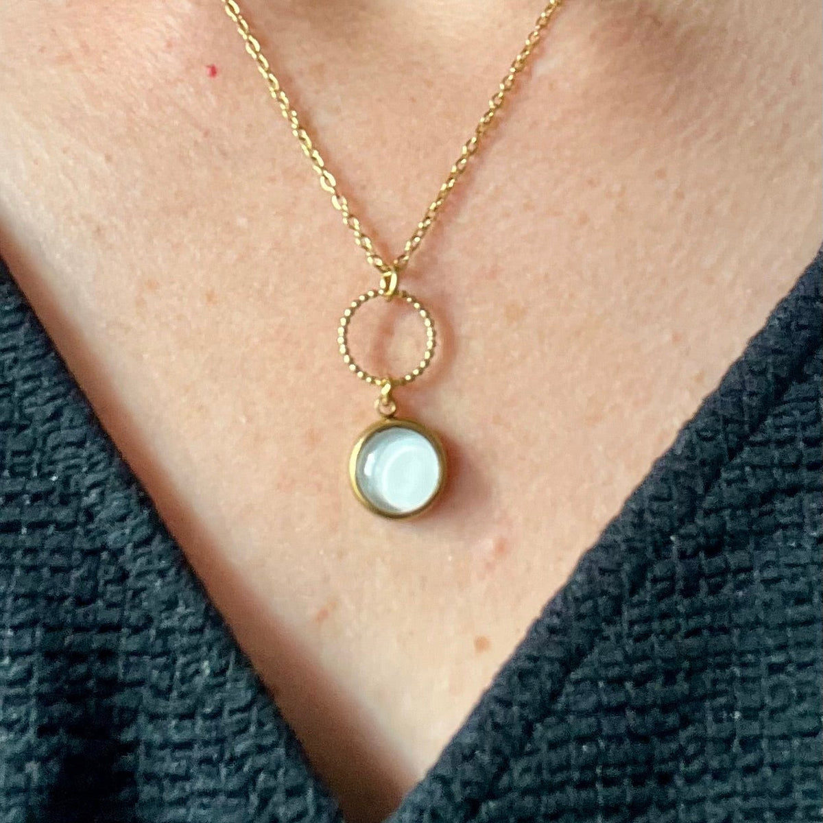 Collier beige simple et intemporel