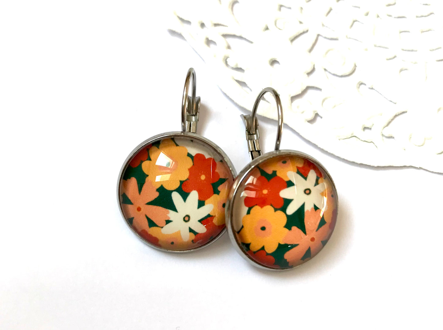 Boucles d'Oreilles Dormeuses Fleurs oranges sur fond vert