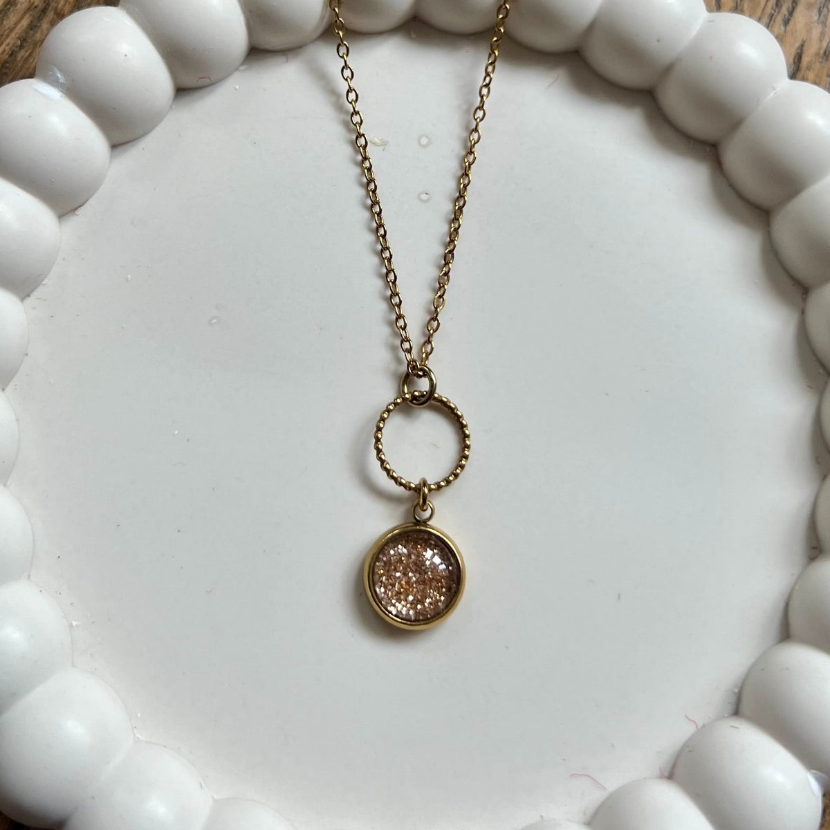 Collier fin paillettes dorées