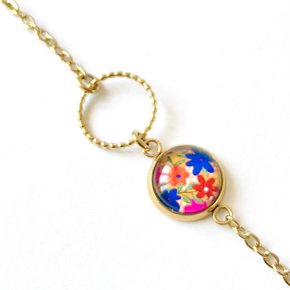 Bracelet fin fleurs multicolores sur fond jaune, anneau ciselé, finition dorée ou argentée