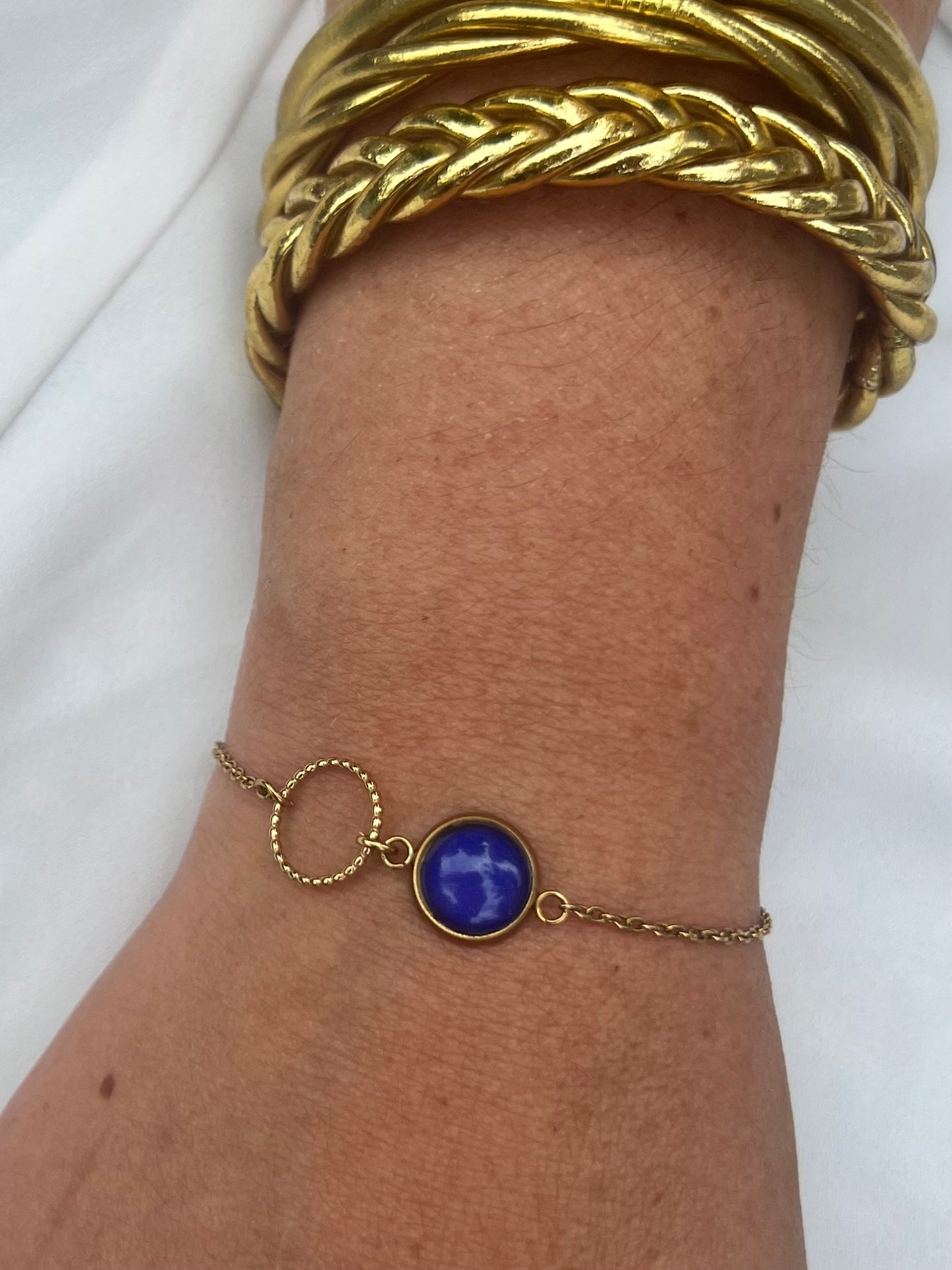 Bracelet fin bleu, anneau ciselé, finition dorée ou argentée