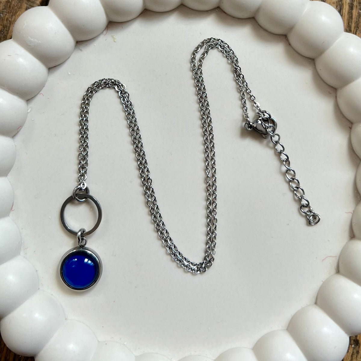 Collier bleu marine classique et délicat