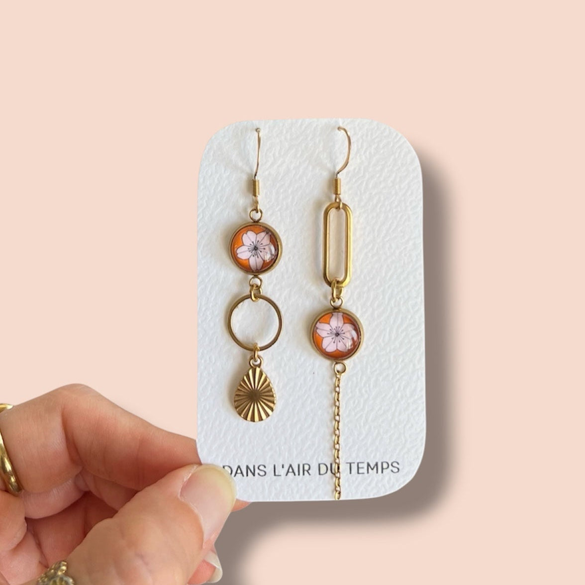 Boucles d'oreilles asymétriques fines fleur de sakura orange et rose