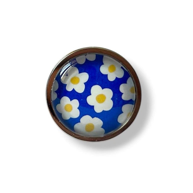 Bague fleurs blanches sur fond bleu