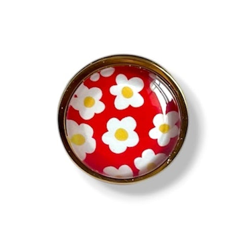 Bague fleurs blanches sur fond rouge