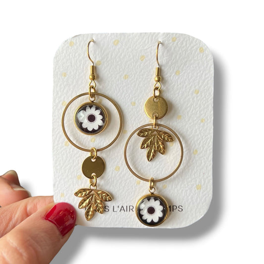 boucles d'oreilles fleur noire et blanche asymétrique