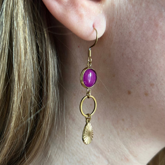 boucles d'oreilles asymétriques violettes, couleur prune