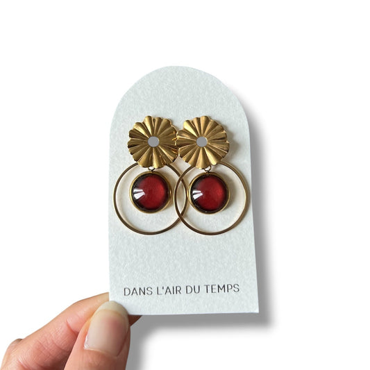 Boucles d'oreilles dorées avec cabochons bordeaux en acier inoxydable