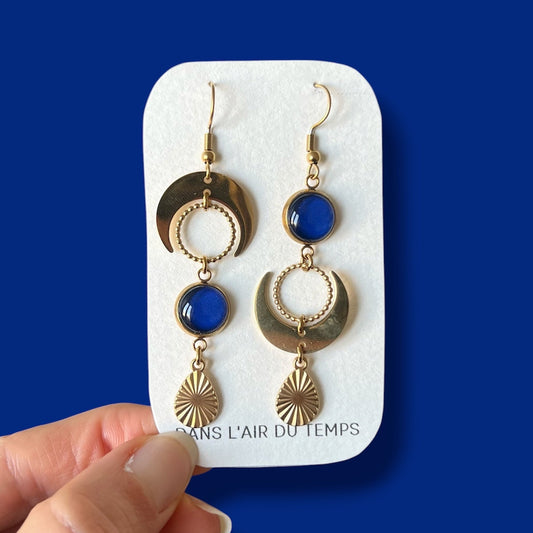 boucles d'oreilles pendantes en acier inoxydable doré avec un cabochon bleu foncé et un quartier de lune