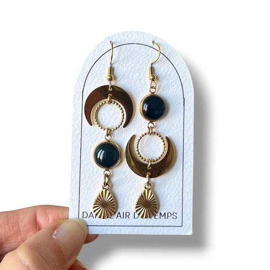 boucles d'oreilles pendantes en acier inoxydable doré avec un cabochon noir et un quartier de lune