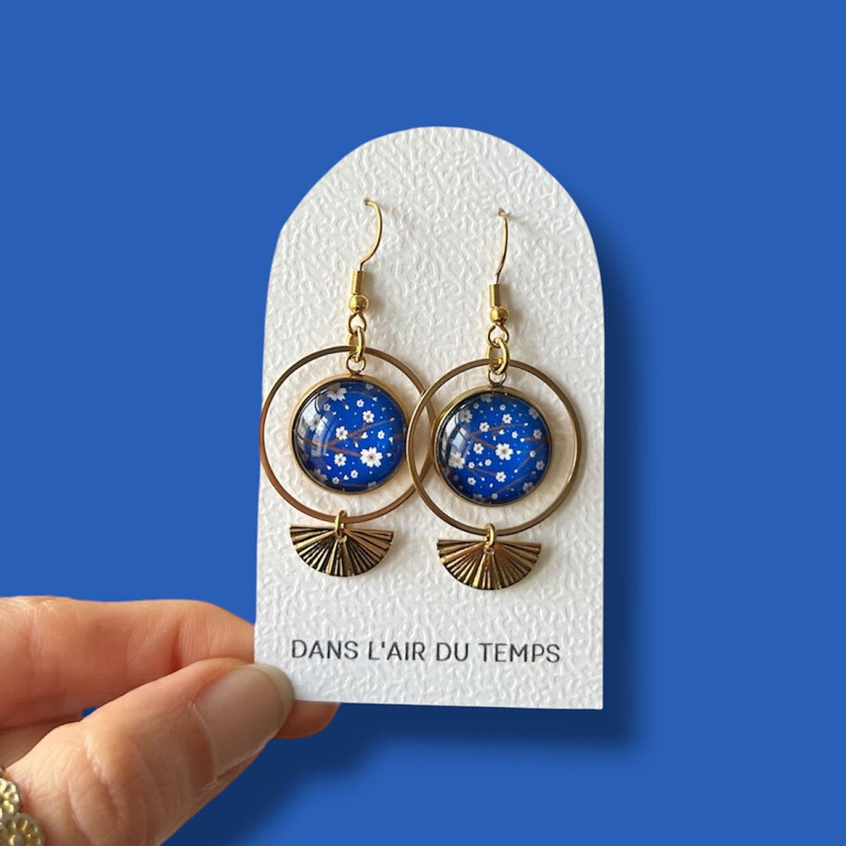 boucles d'oreilles fleurs de sakura bleu et blanc acier inoxydable