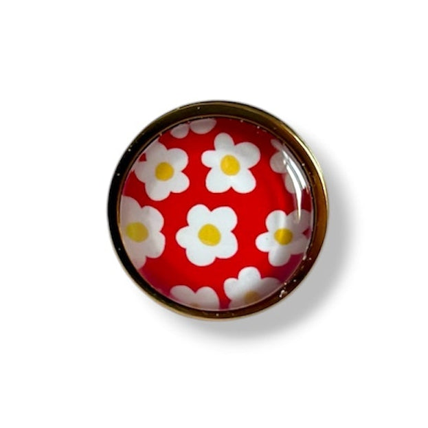 Bague Fleurs Blanches rétro fond rouge