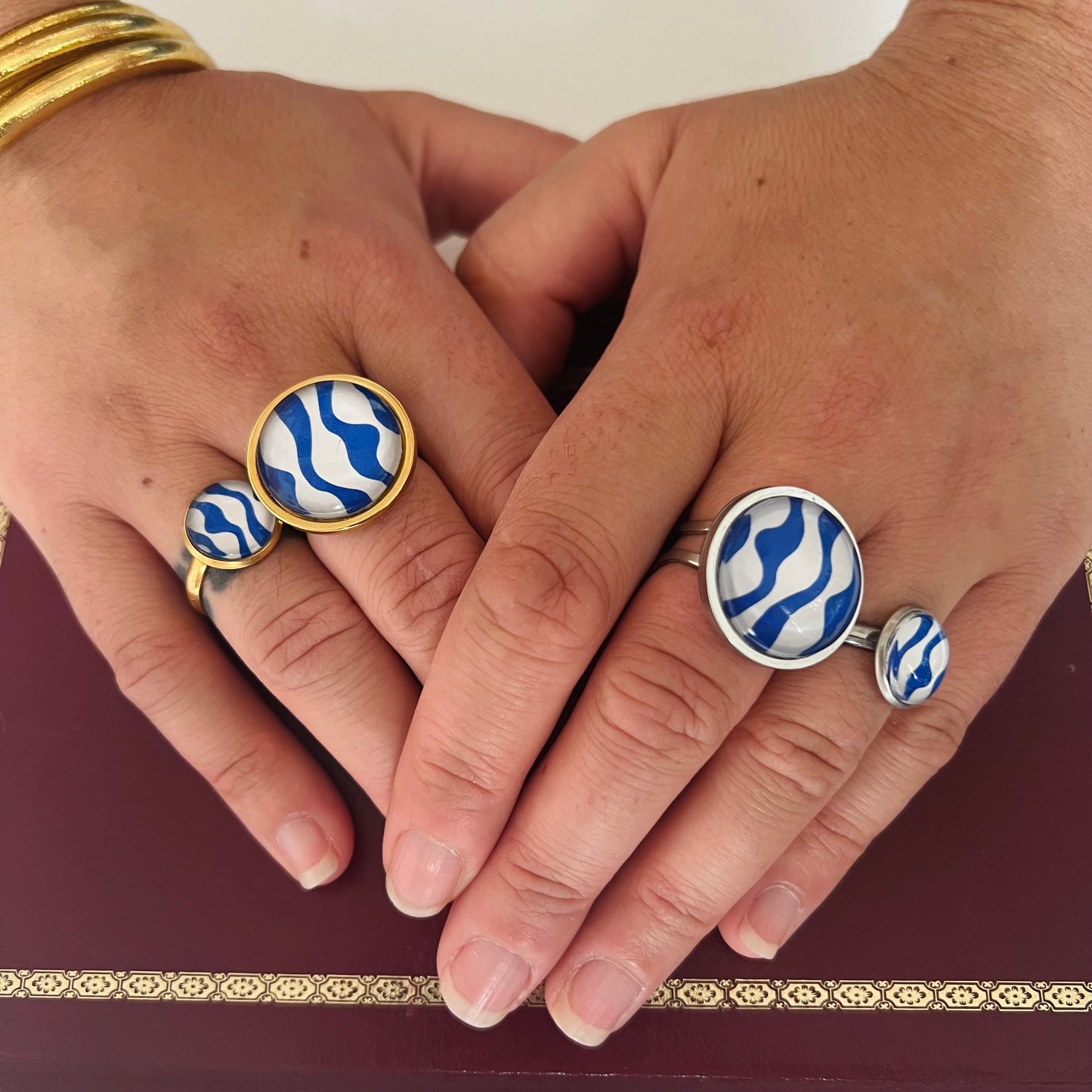 Bague dorée vagues bleues et blanches