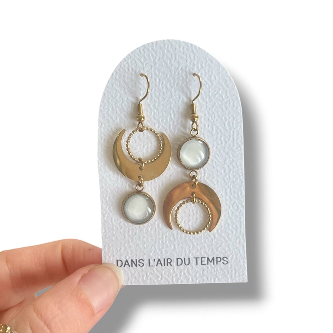 Petites boucles d'oreilles asymétriques lunes beiges
