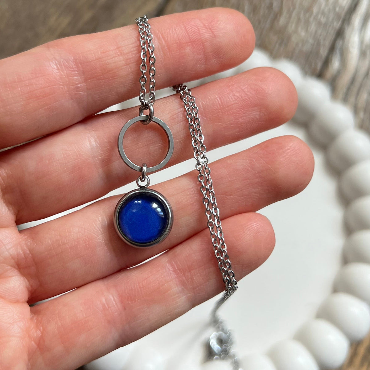 Collier bleu marine classique et délicat
