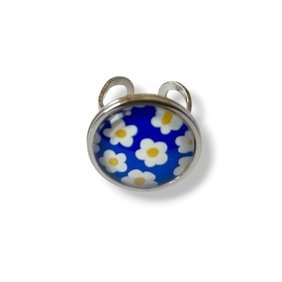 Bague Fleurs Blanches rétro fond bleu