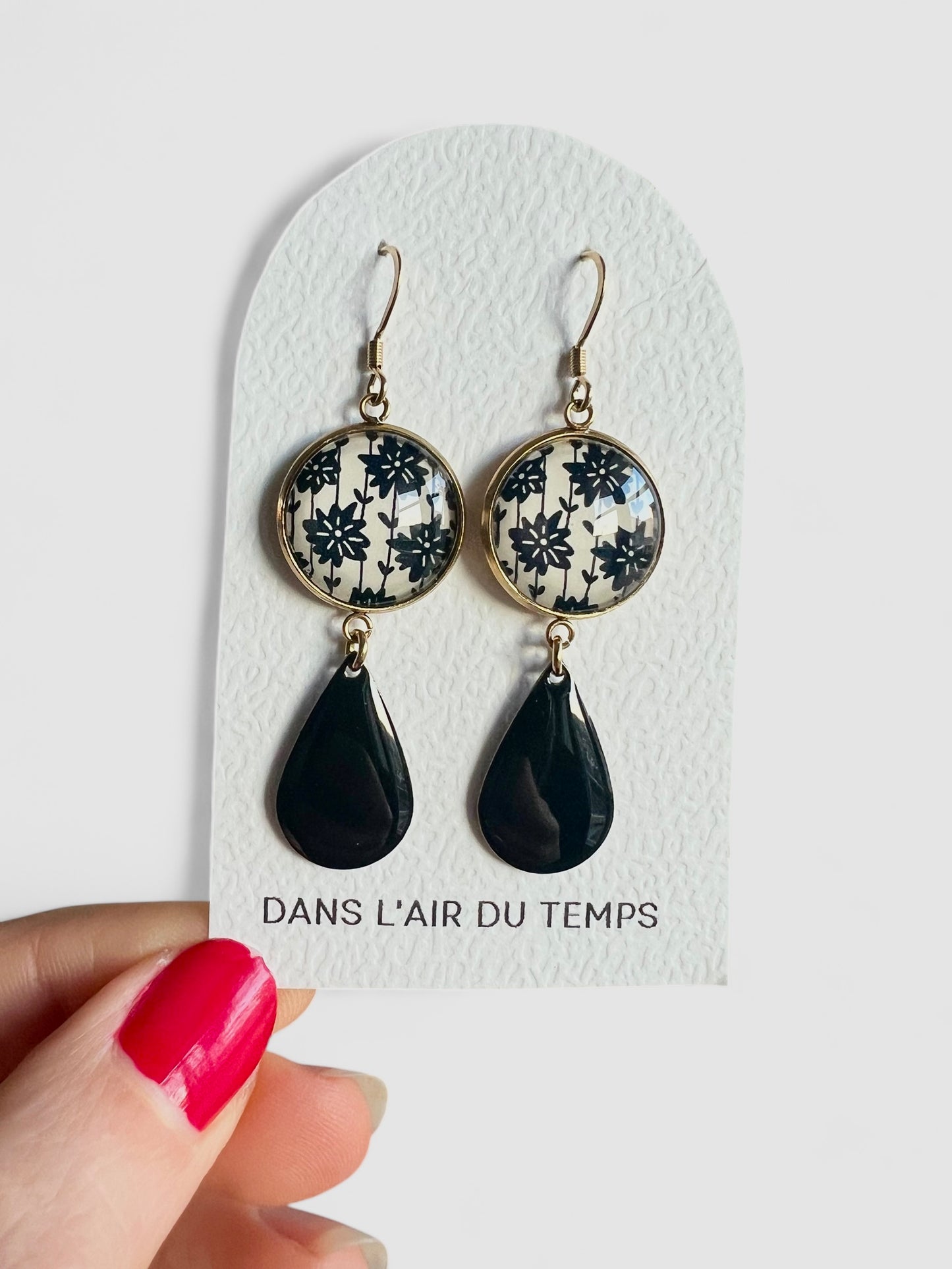 Black and white Flowers Earrings, Golden or Silver Finish