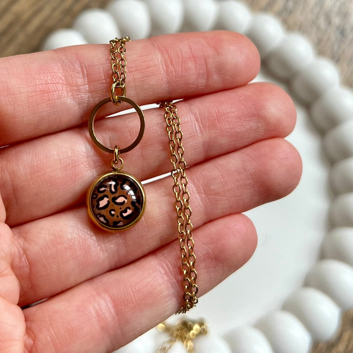 Collier motif léopard marron foncé