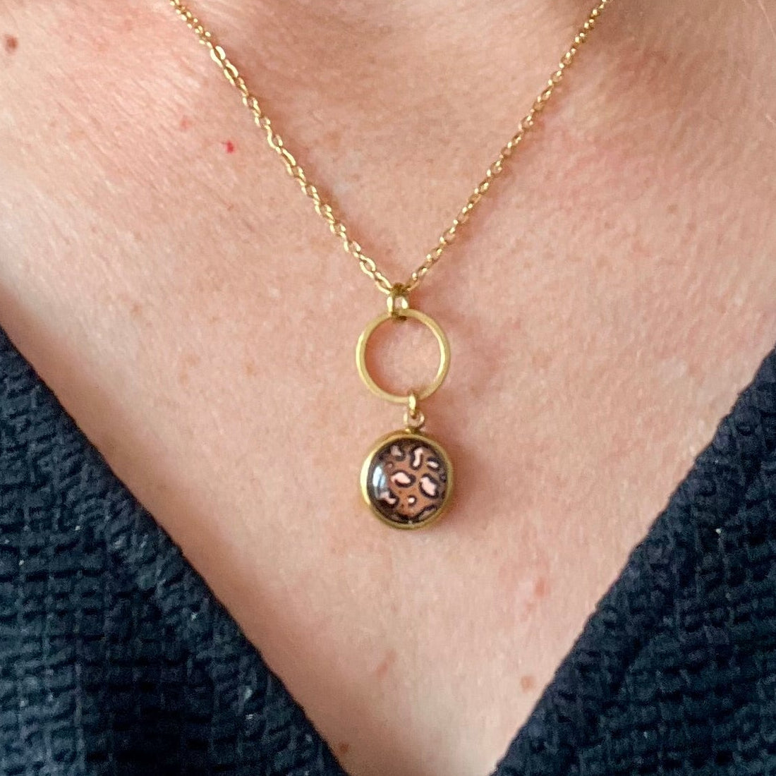 Collier motif léopard marron raffiné