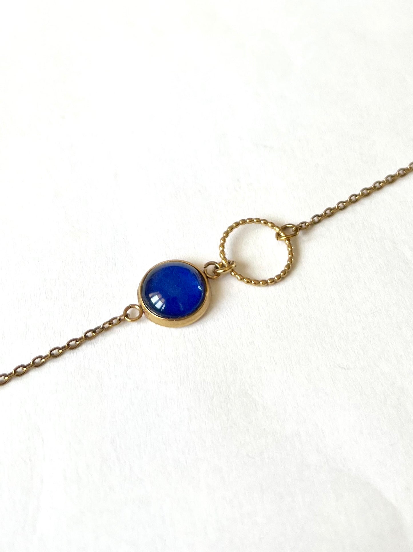 Bracelet fin bleu, anneau ciselé, finition dorée ou argentée