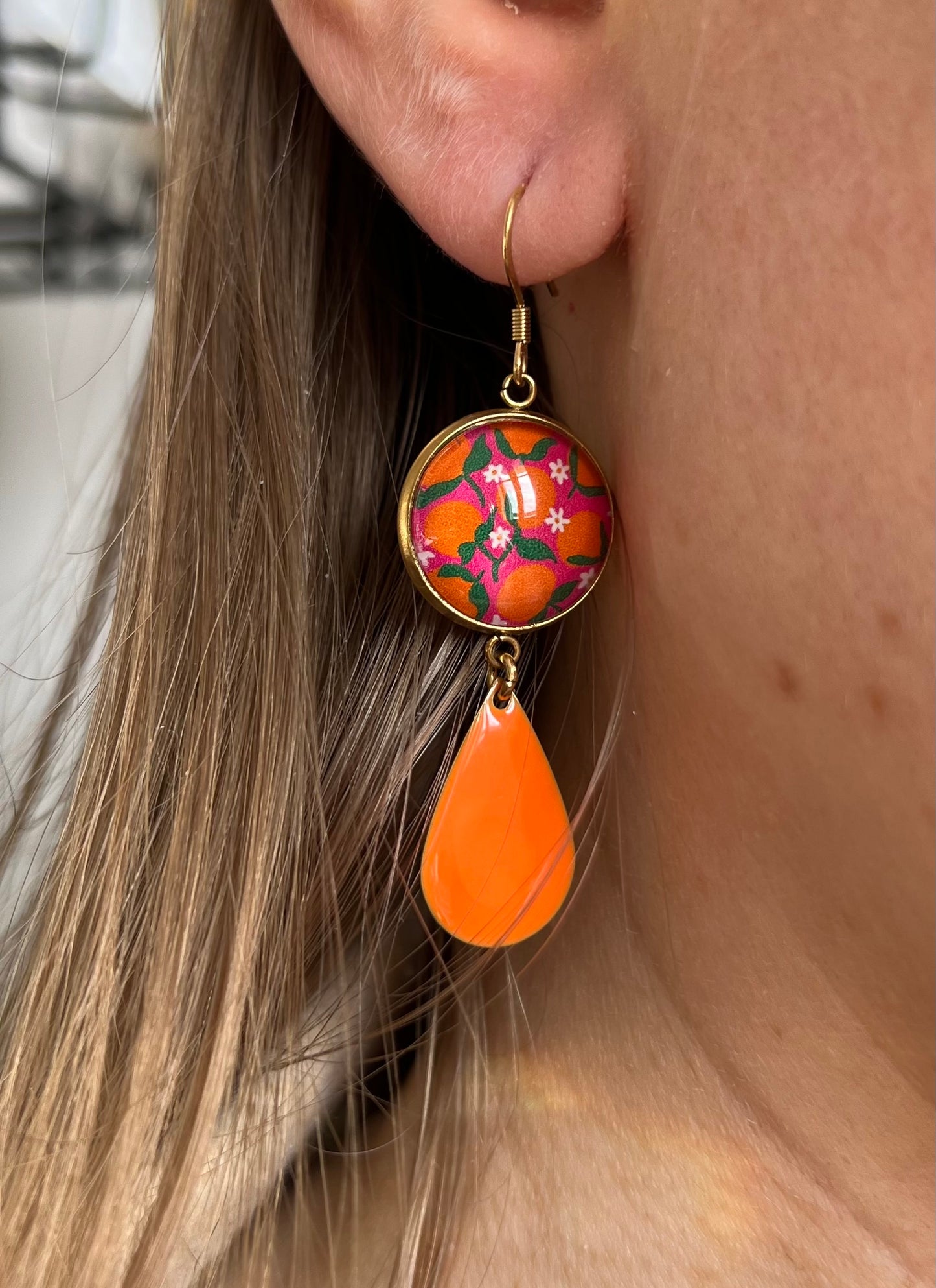 BOUCLES D'OREILLES pendantes oranges sur fond rose, émail orange