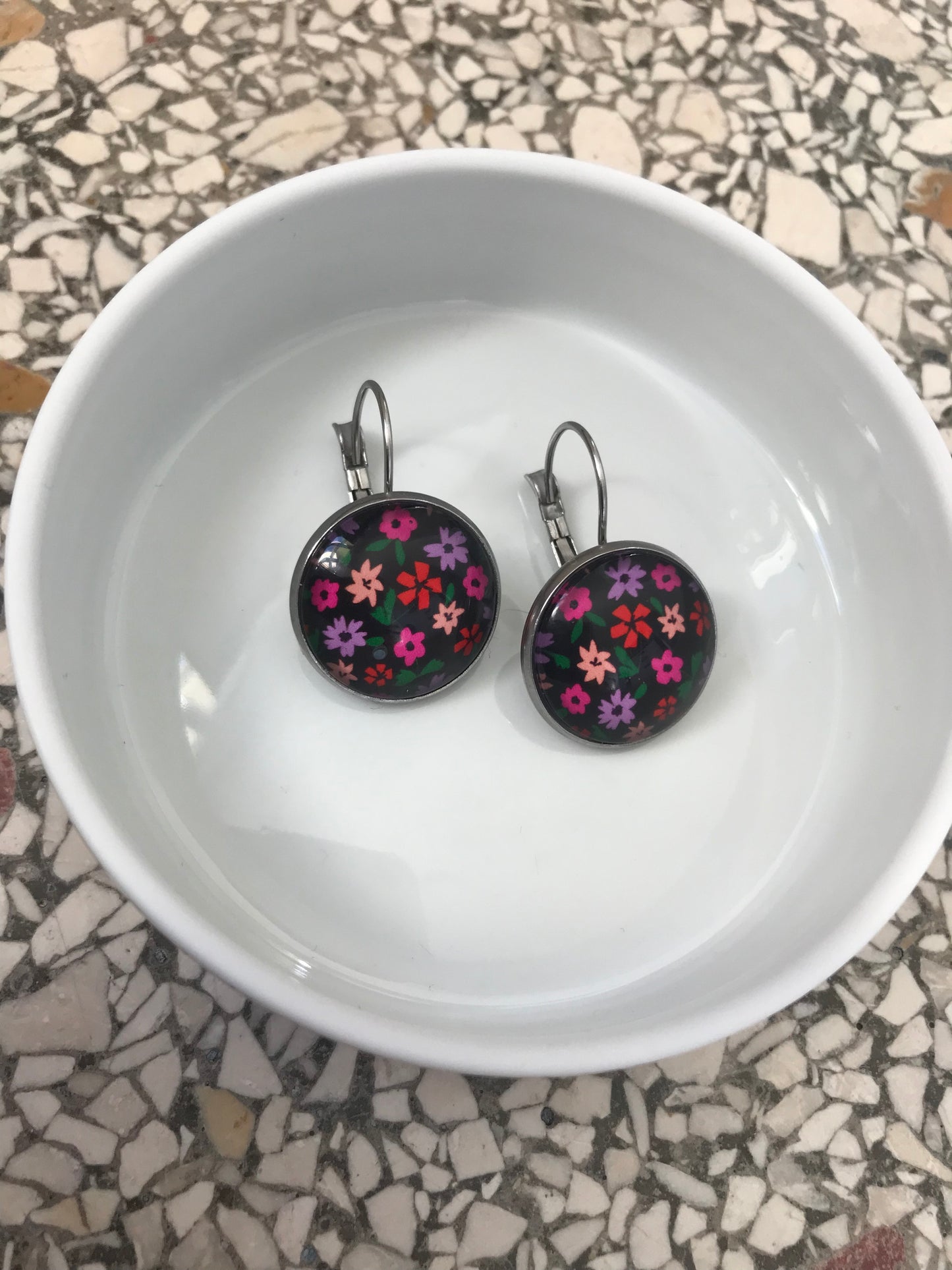 Boucles d'Oreilles Dormeuses Fleurs colorées sur fond noir