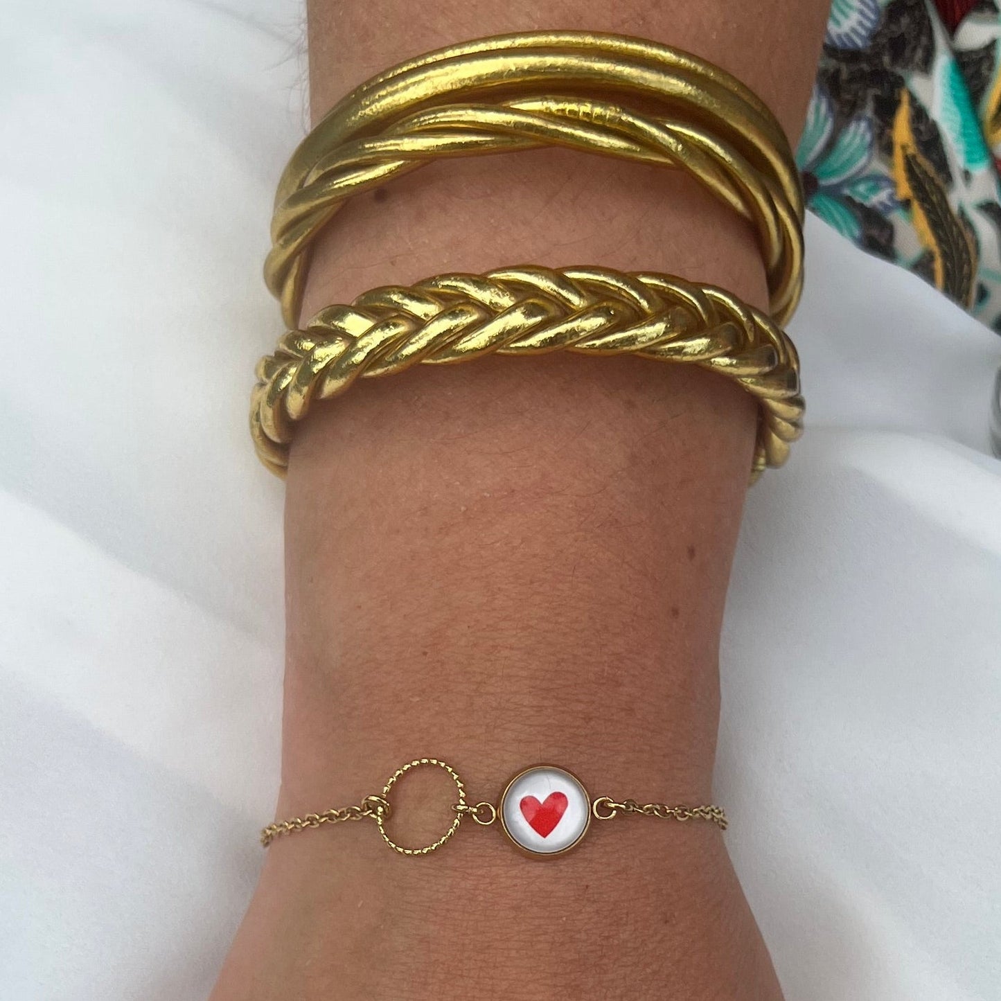 Bracelet fin coeur Rouge, anneau ciselé, finition dorée ou argentée