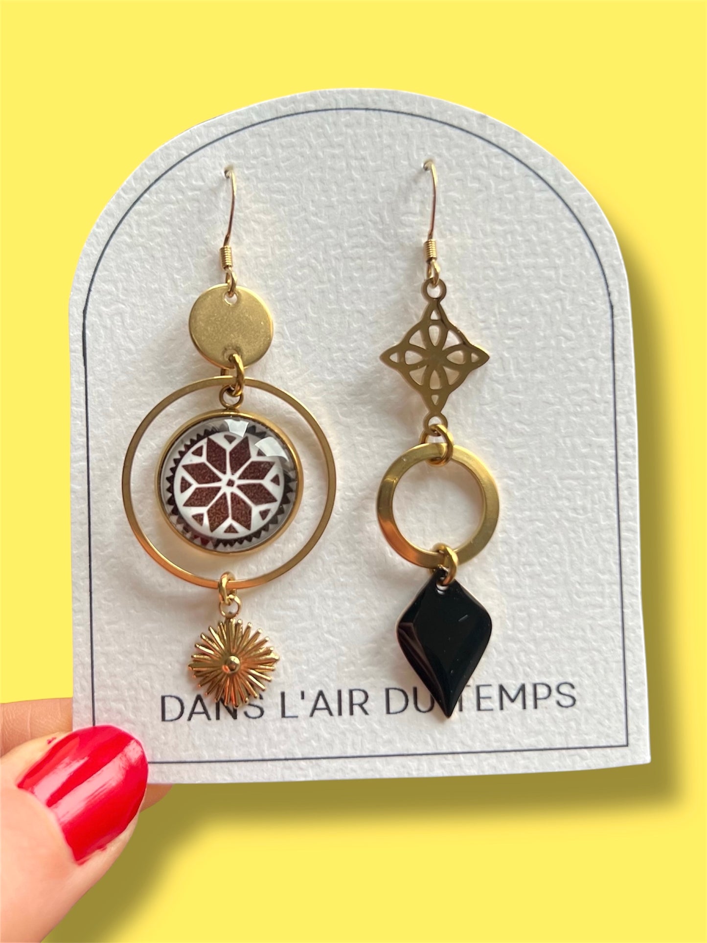 BOUCLES D'OREILLES dépareillées mandala noire et blanche