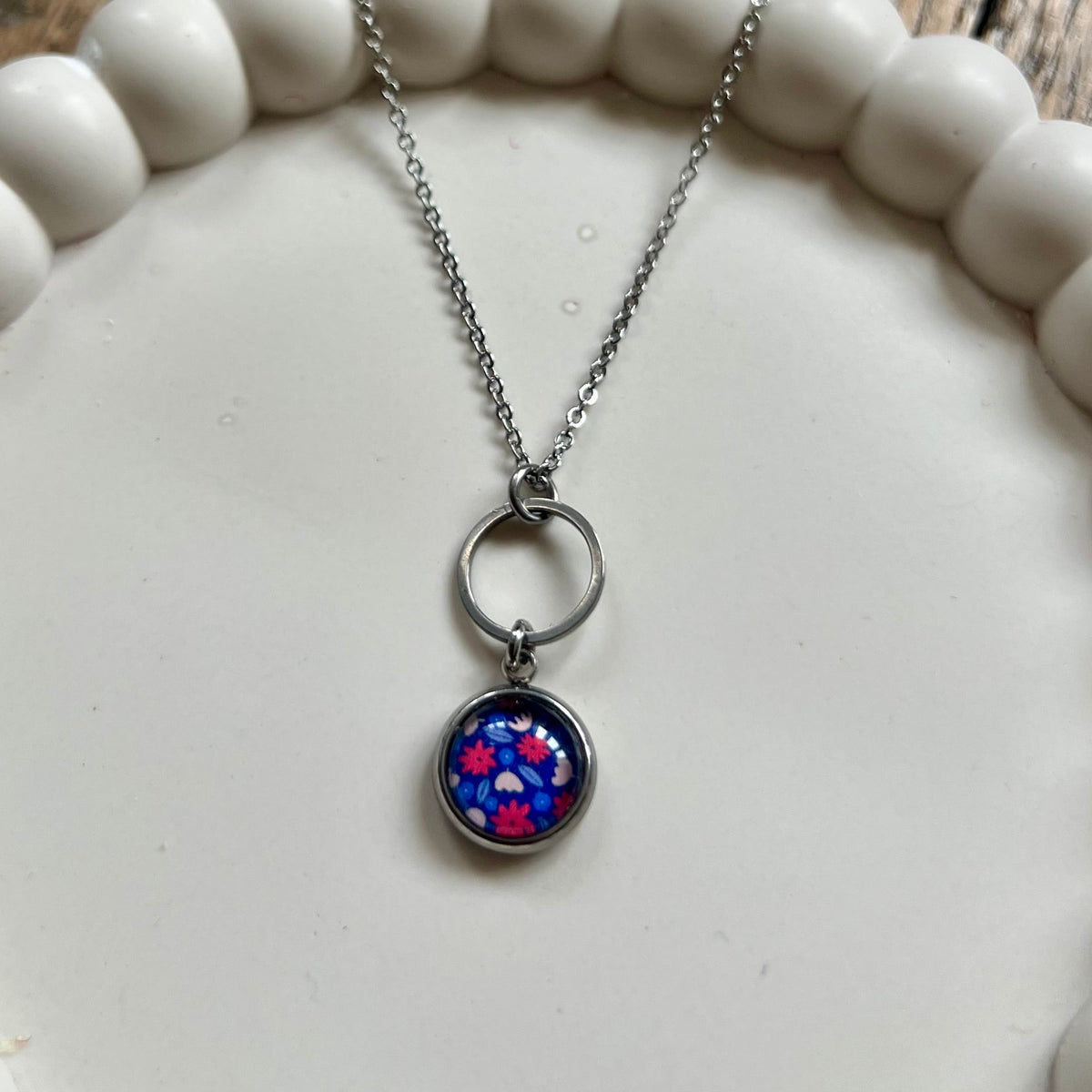 Collier bucolique fleurs rouges est bleues