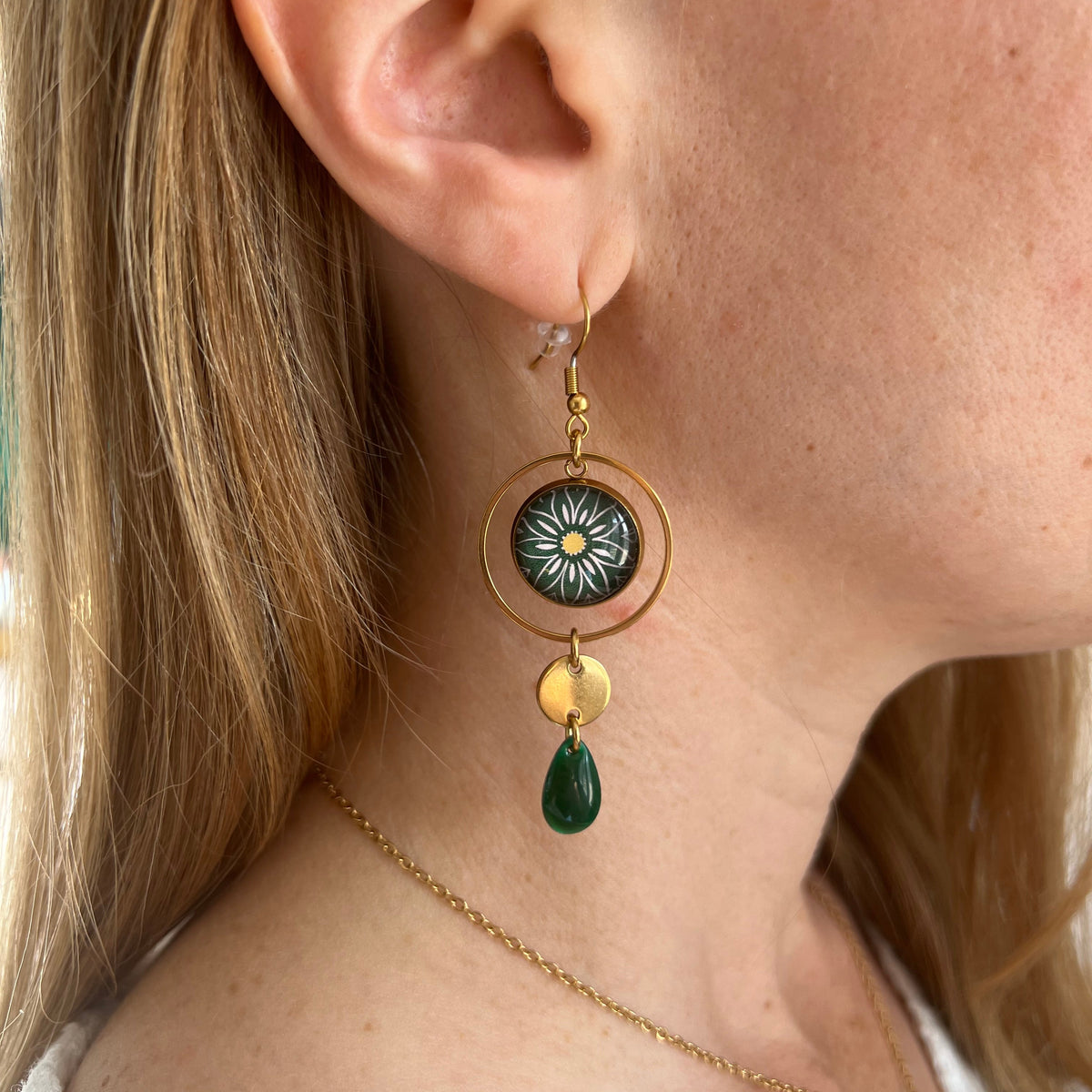 Boucles d'oreilles asymétriques marguerite verte