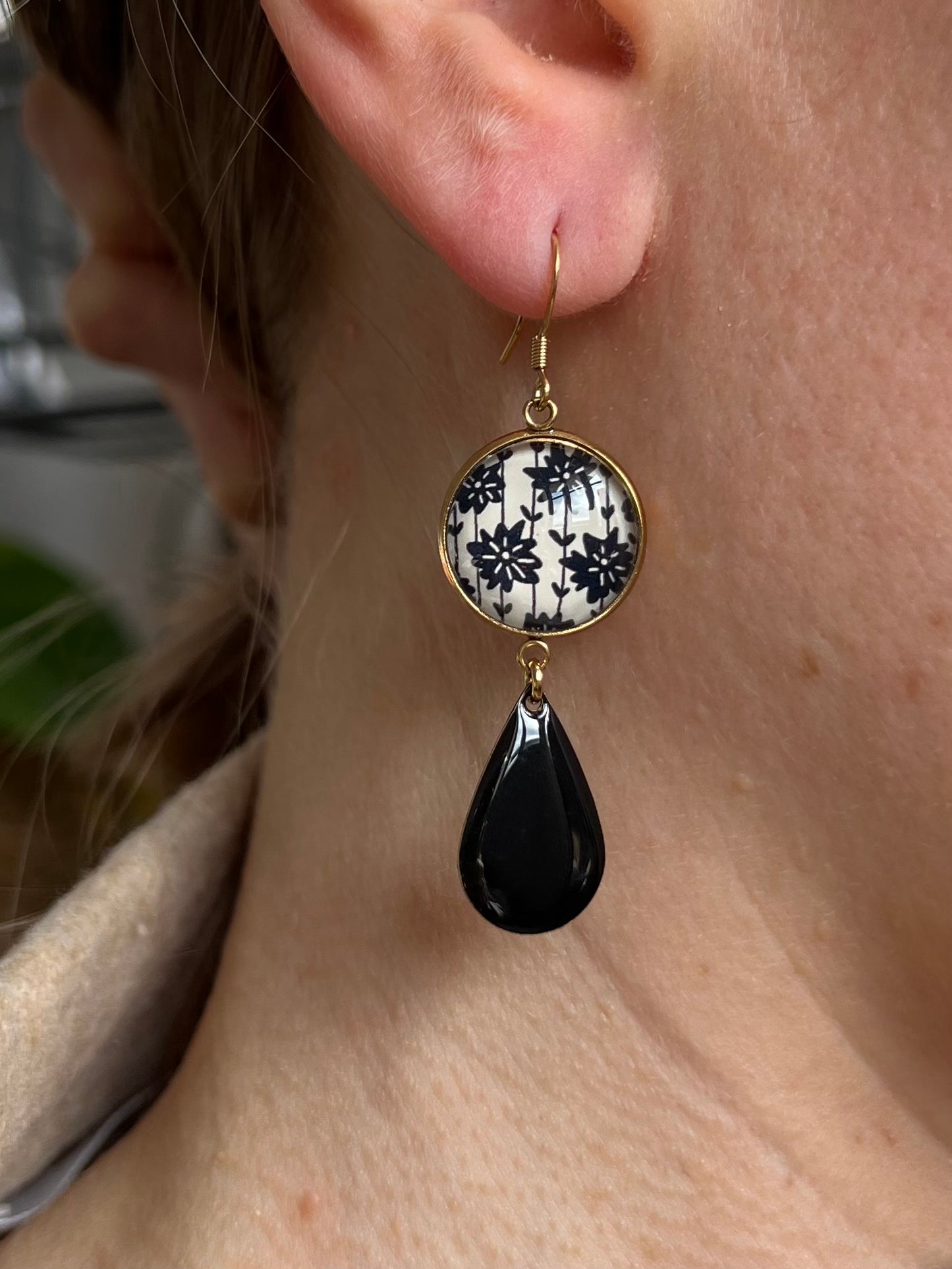 Black and white Flowers Earrings, Golden or Silver Finish