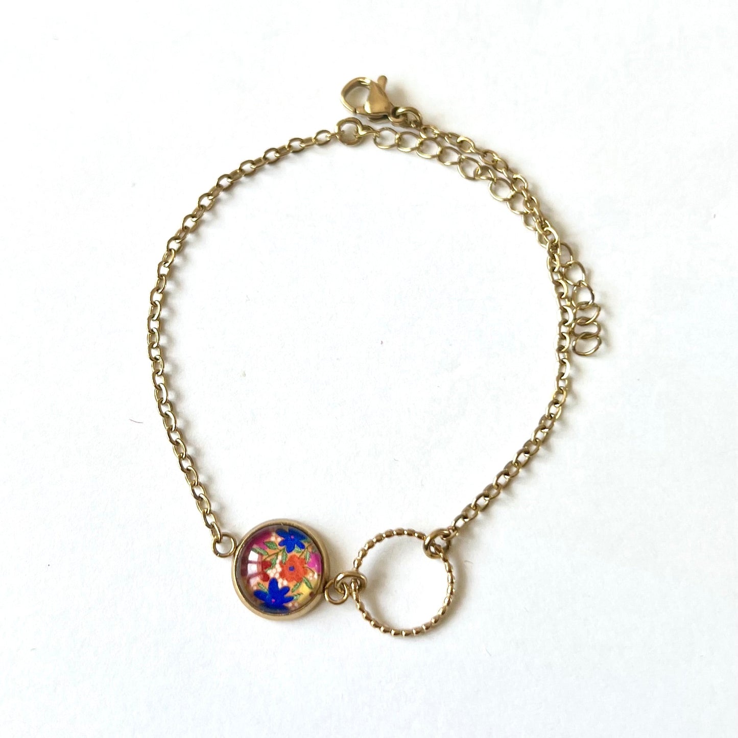 Bracelet fin fleurs multicolores sur fond jaune, anneau ciselé, finition dorée ou argentée
