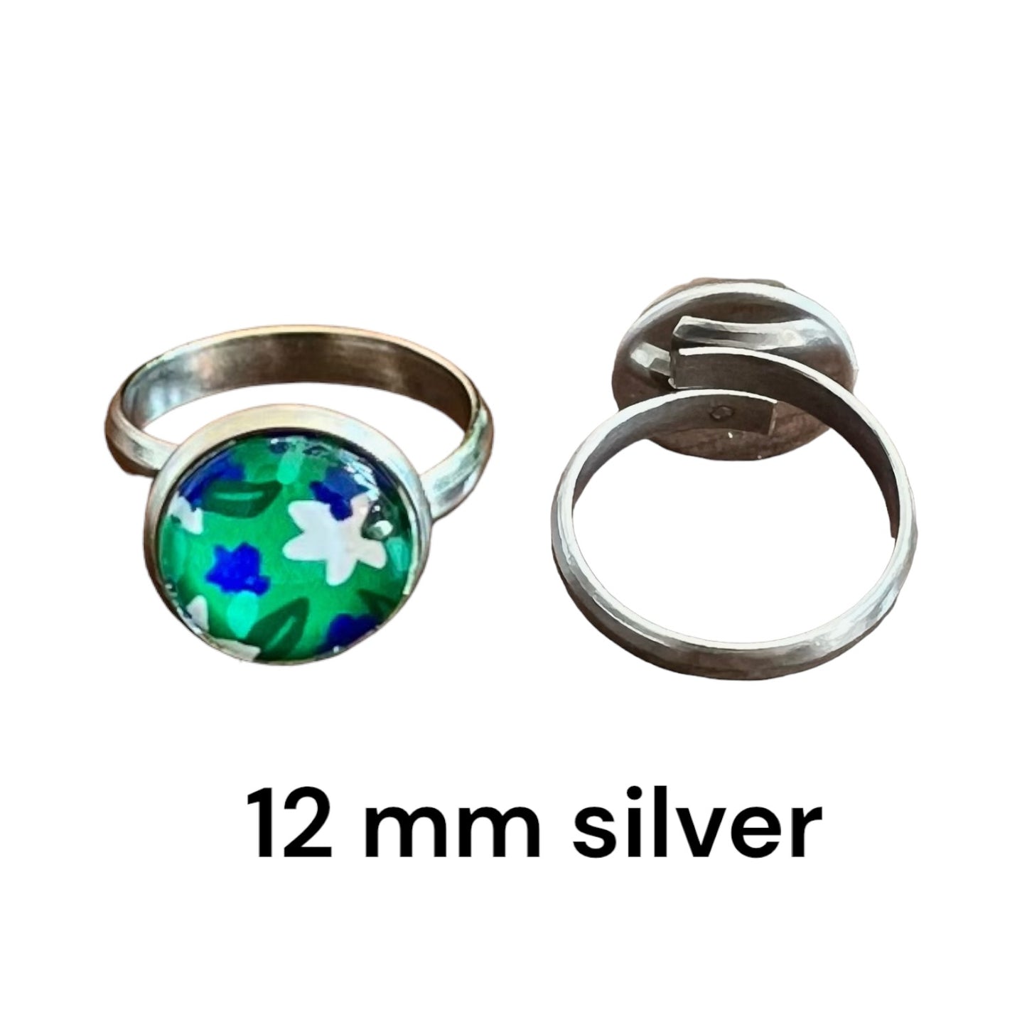 Bague dorée Fleurs bleues et blanches fond vert