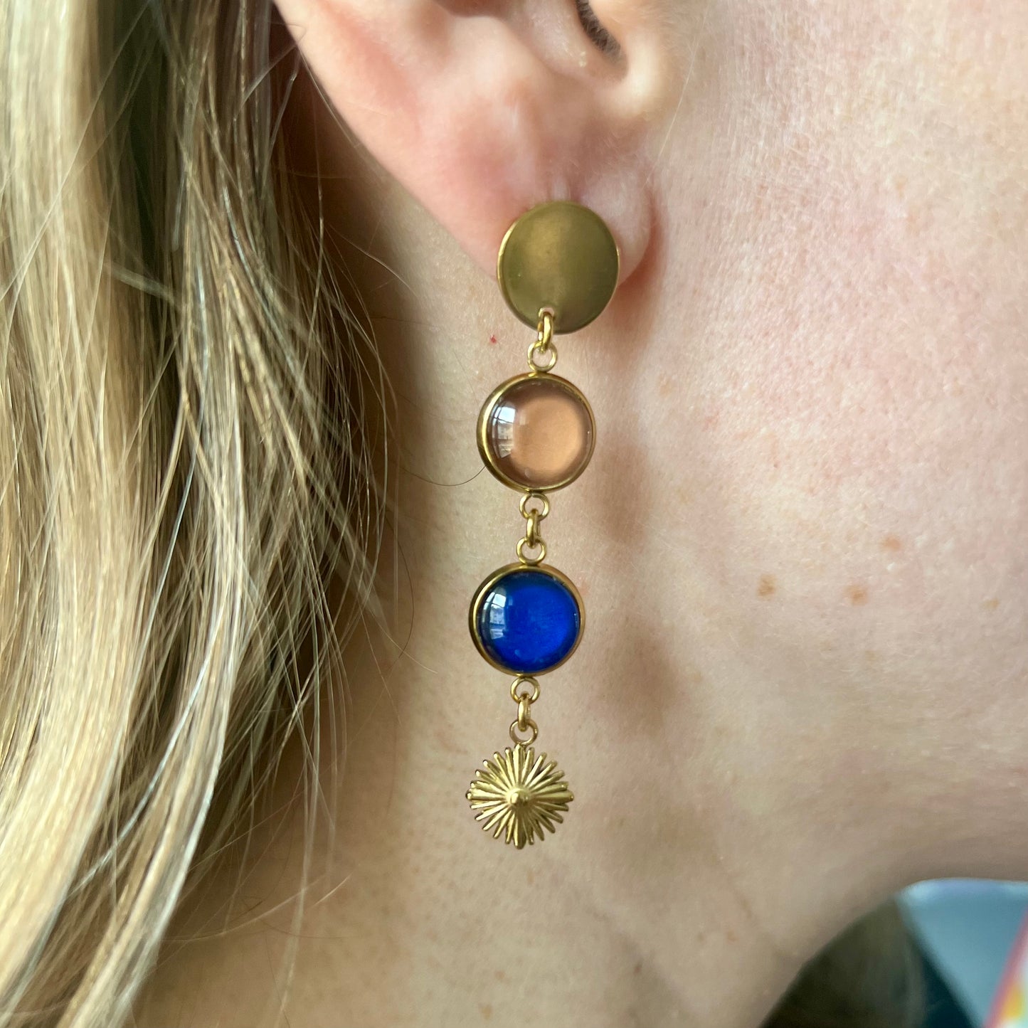 Boucles d'oreilles fines camel et bleu marine