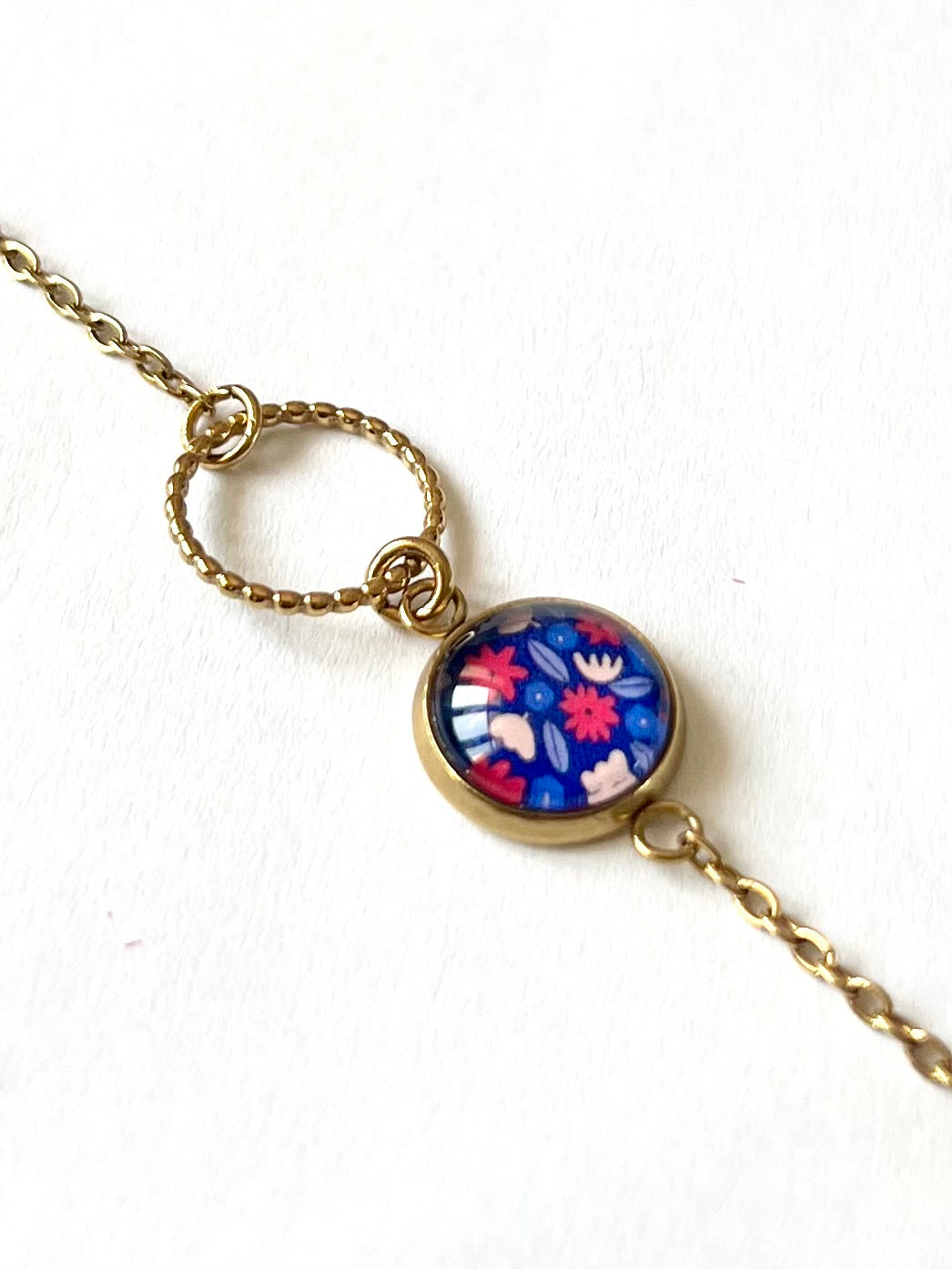 Bracelet fin fleurs rouges et bleues, anneau ciselé, finition dorée ou argentée