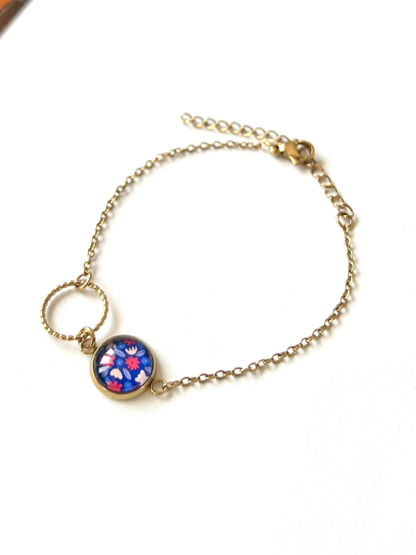 Bracelet fin fleurs rouges et bleues, anneau ciselé, finition dorée ou argentée