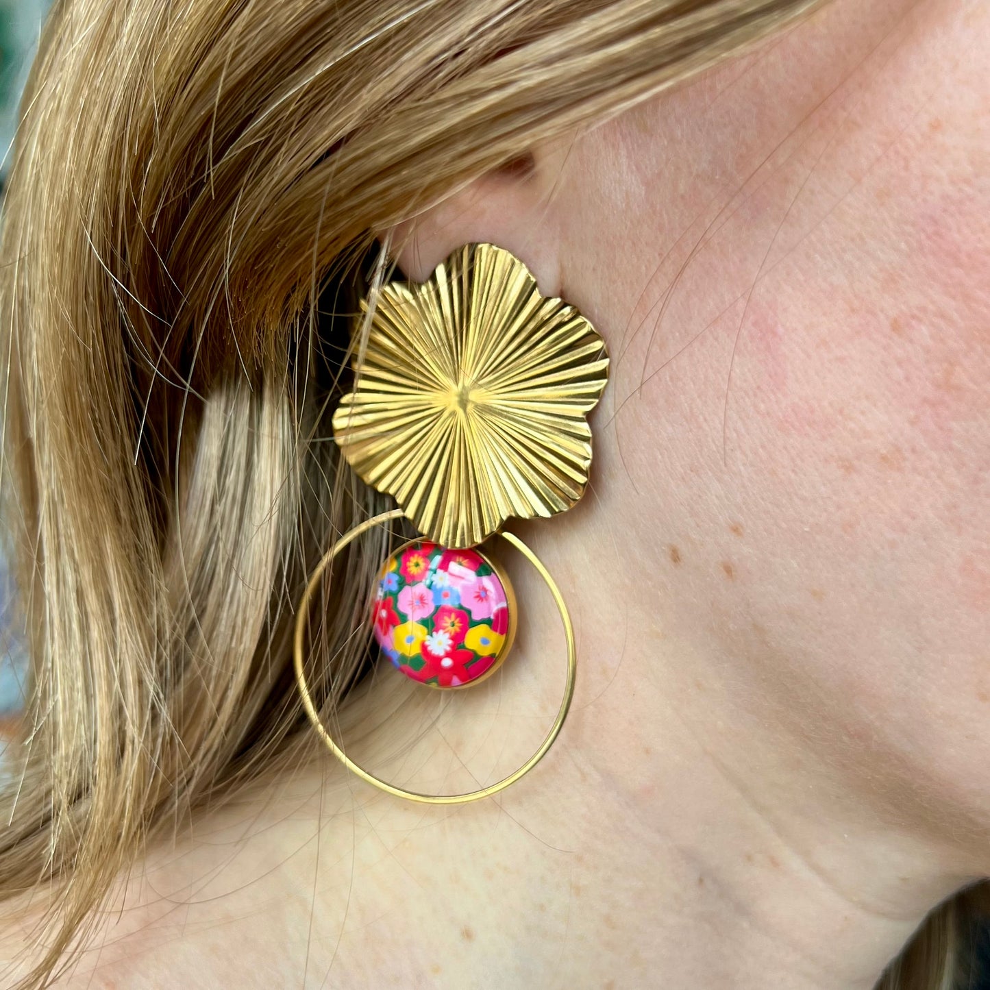 Grandes BOUCLES D'OREILLES Fleurs multicolores sur fond vert