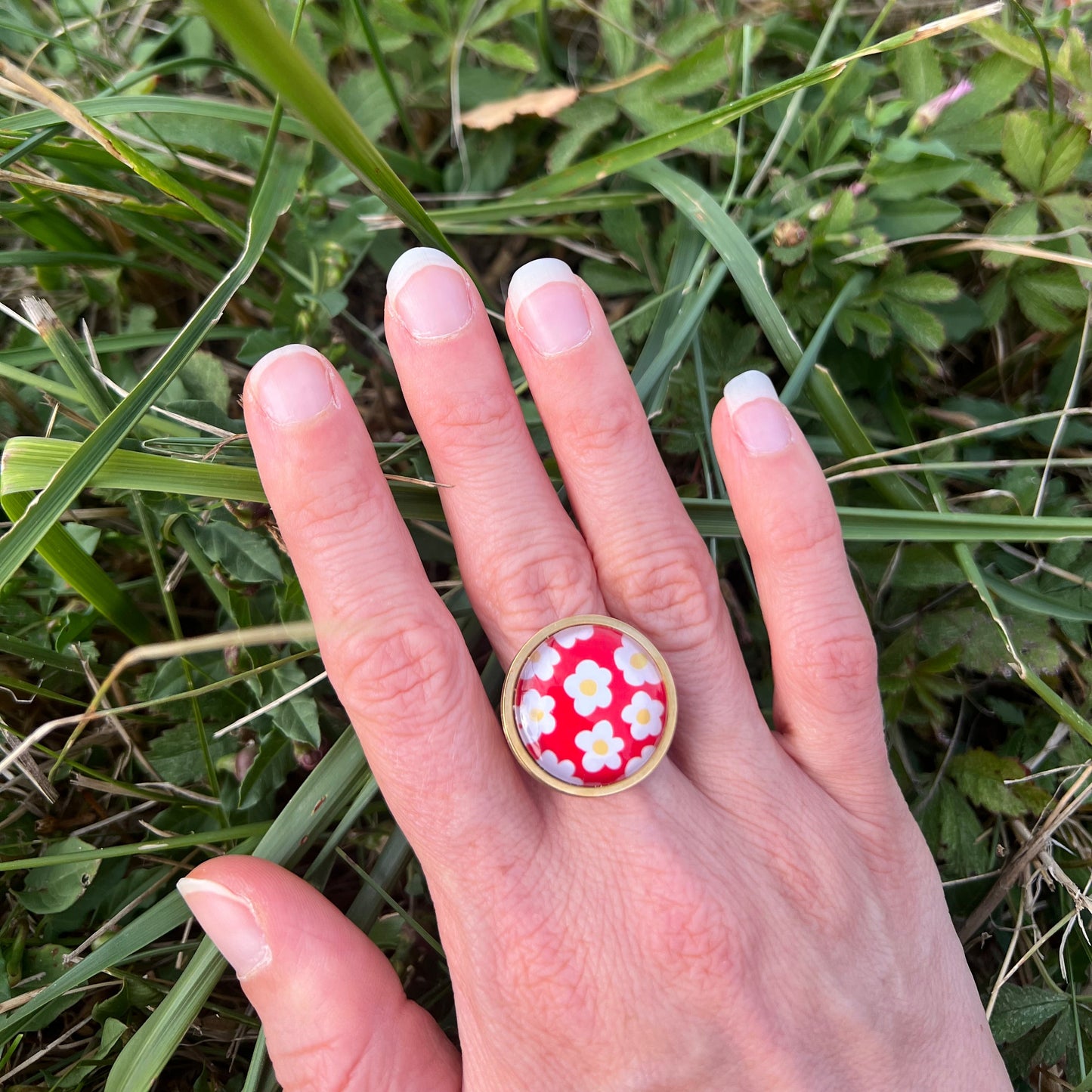 Bague Fleurs Blanches rétro fond rouge