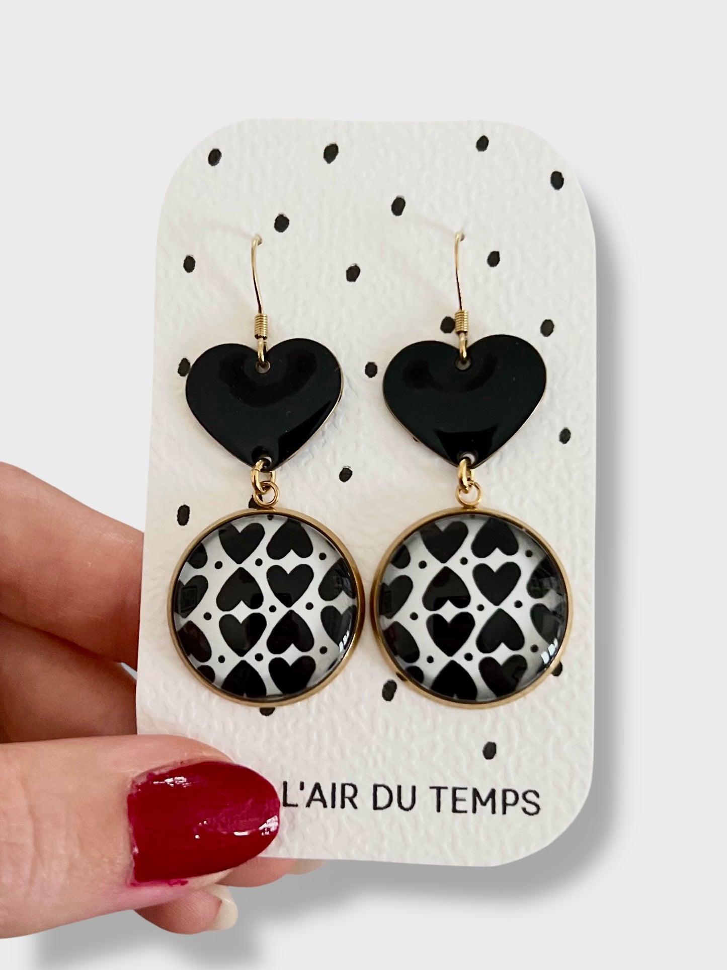 BOUCLES D'OREILLES PENDANTES coeurs noirs et blancs finition dorée ou argentée