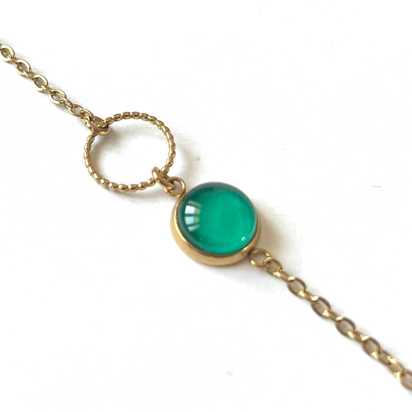 Bracelet fin vert émeraude, anneau ciselé, finition dorée ou argentée