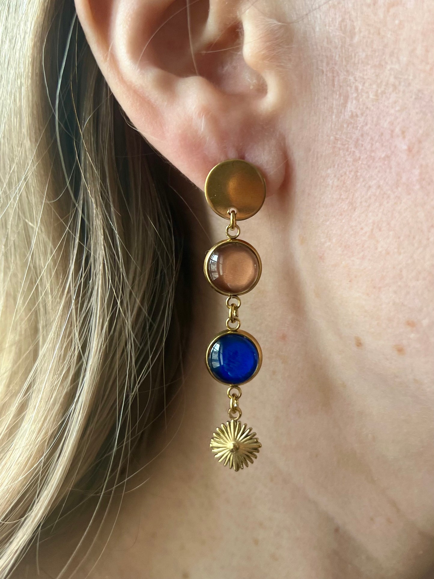 Boucles d'oreilles fines camel et bleu marine