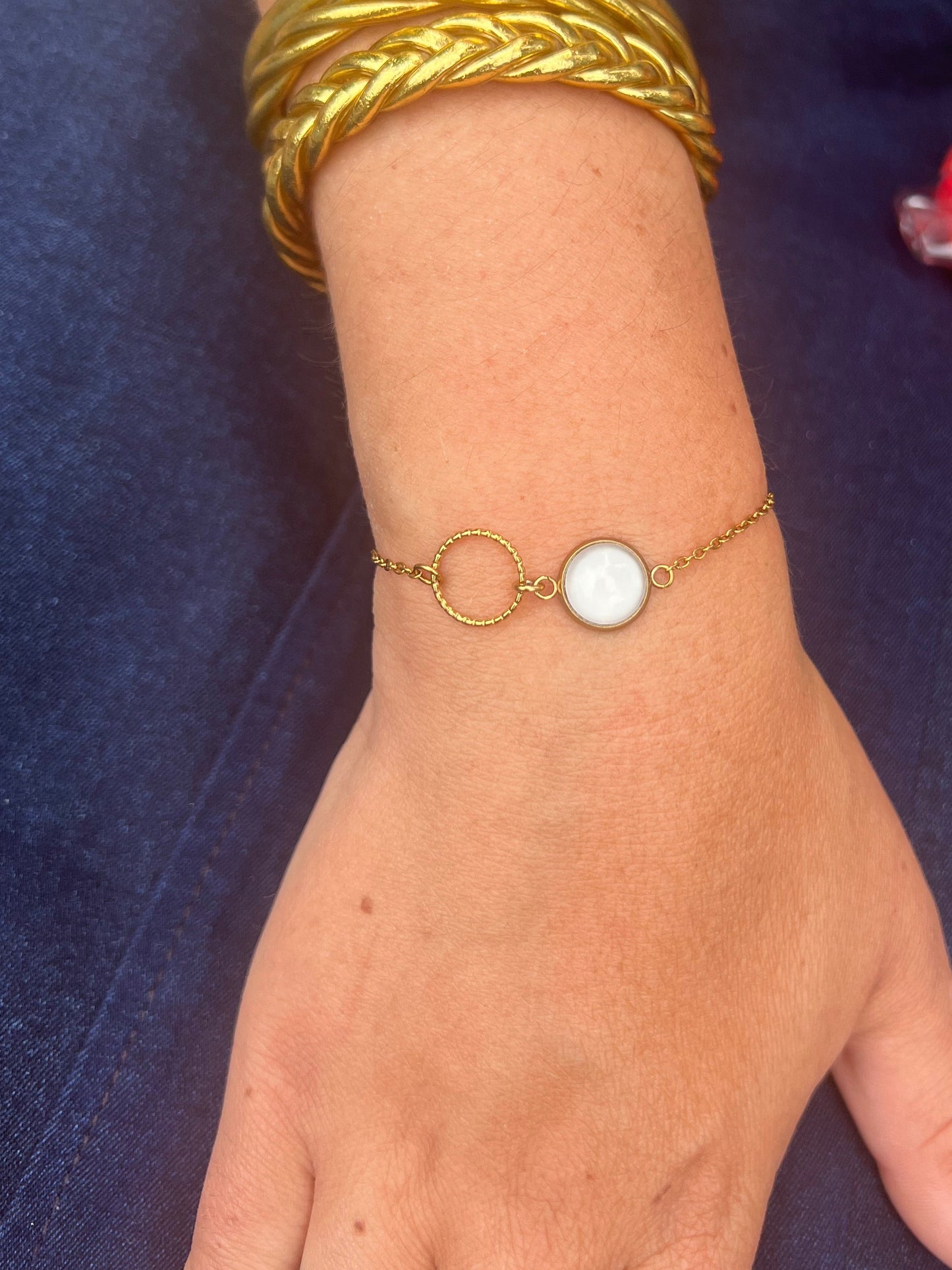 Bracelet fin beige, anneau ciselé, finition dorée ou argentée