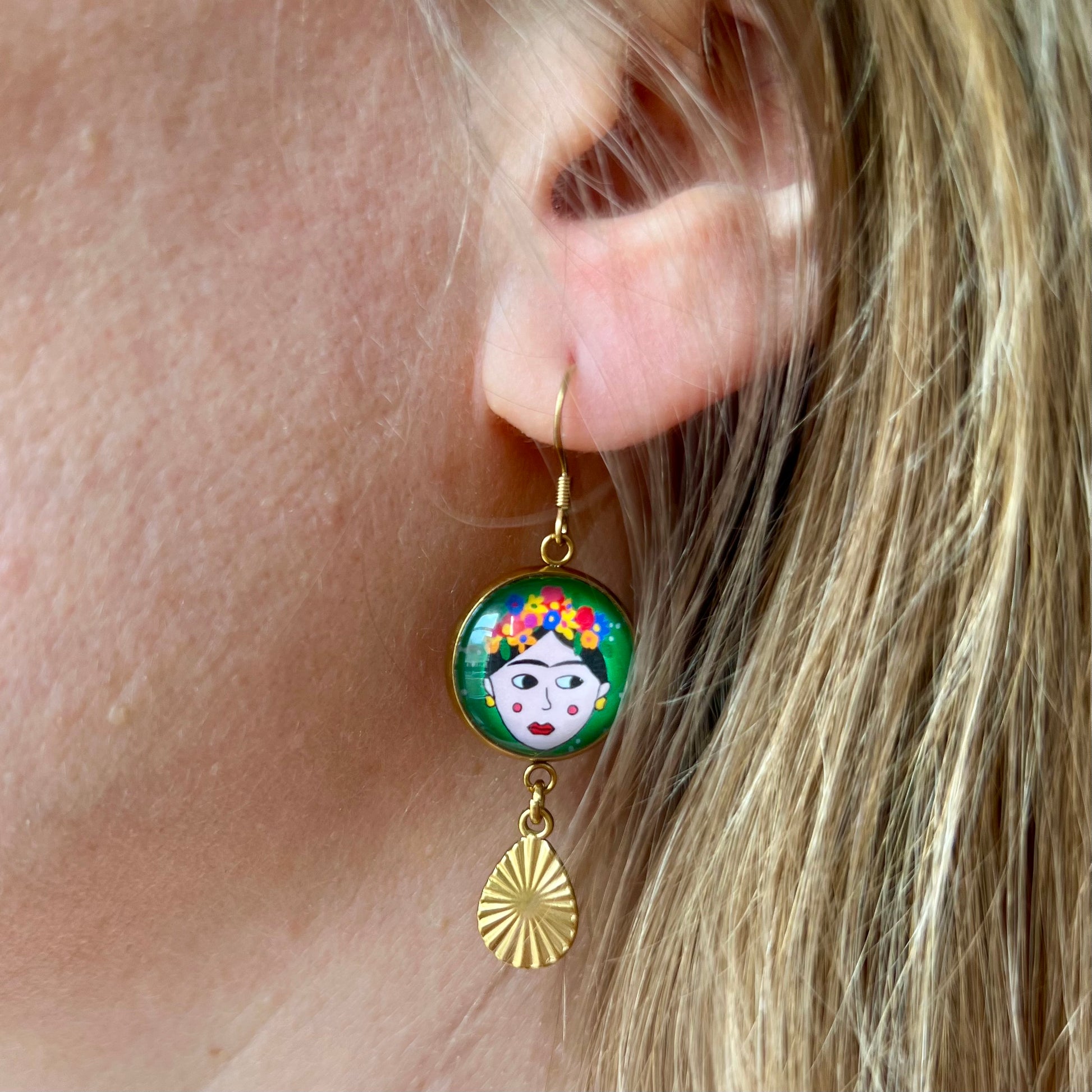 Achat Boucles d'oreilles GARAGOA style ida Kahlo noires et dorées en gros Achat Boucles d'oreilles GARAGOA style ida Kahlo noires et dorées en gros