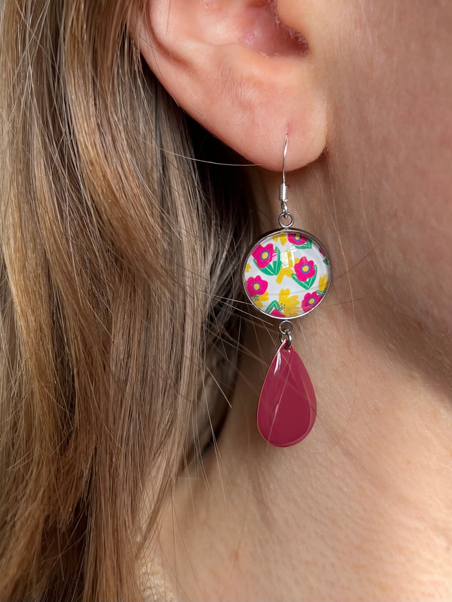 BOUCLES D'OREILLES pendantes fleurs roses et jaunes, émail pourpre, finition dorée ou argentée