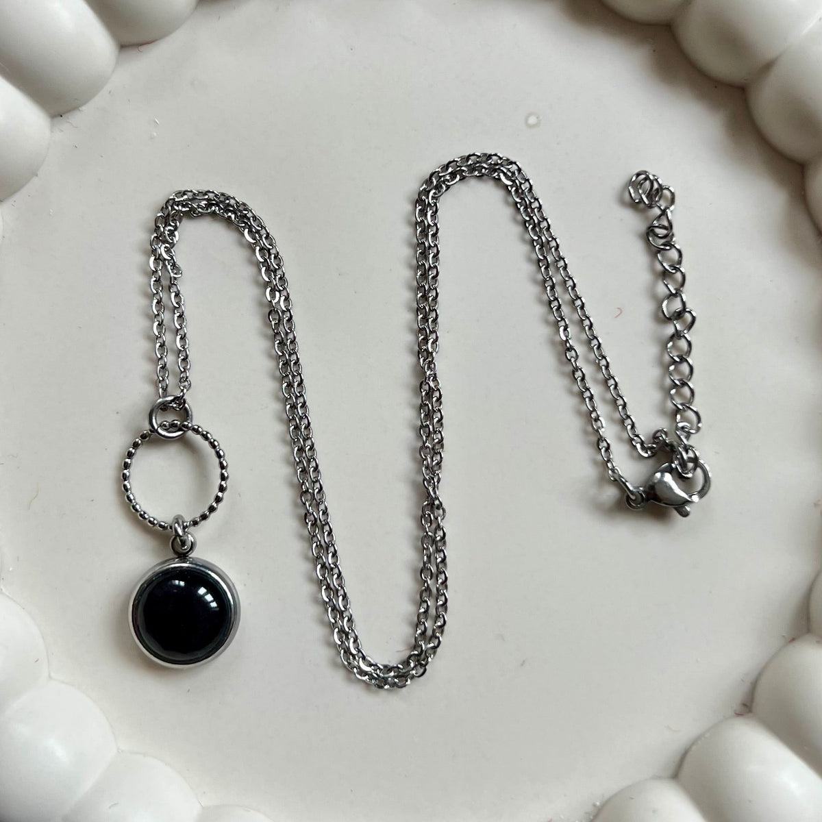 Collier noir chic et intemporel