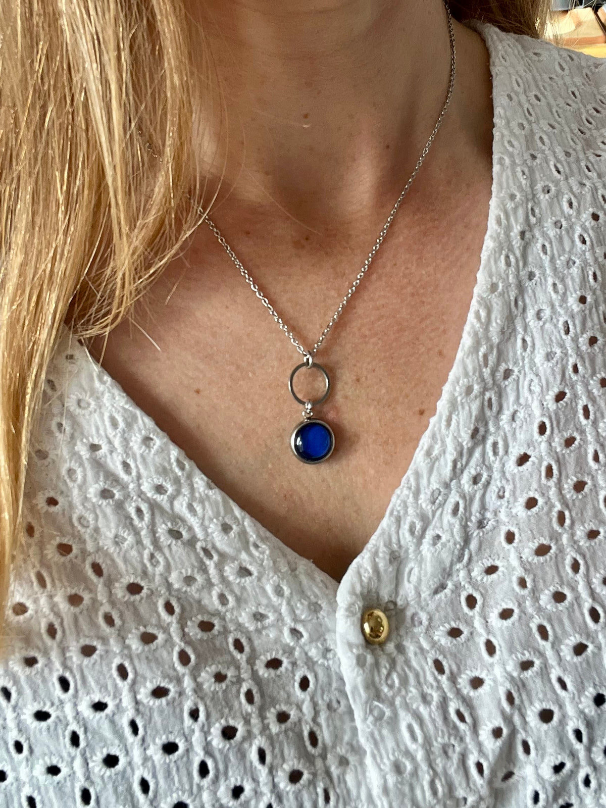 Collier bleu marine classique et délicat