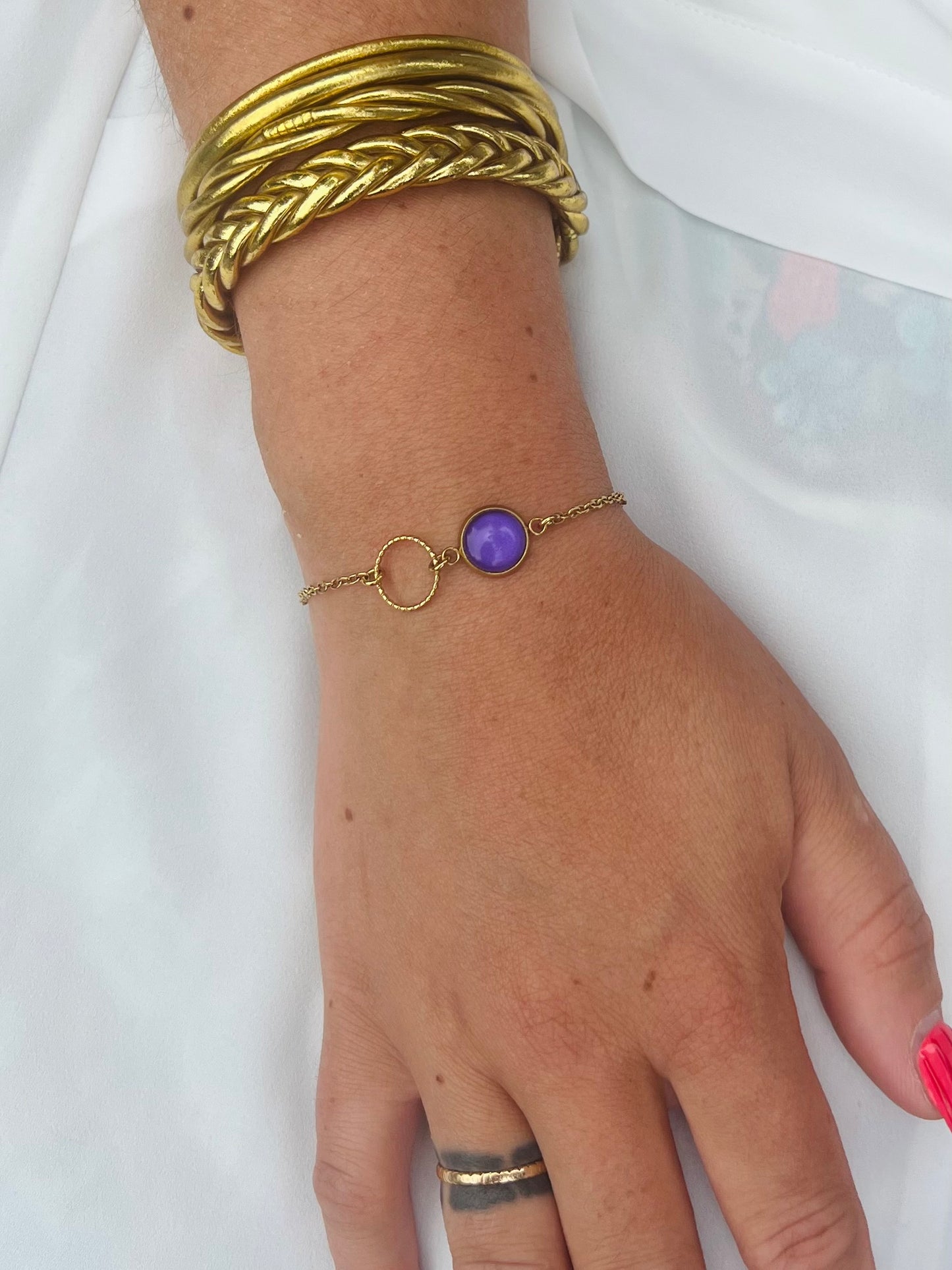 Bracelet fin violet, anneau ciselé, finition dorée ou argentée