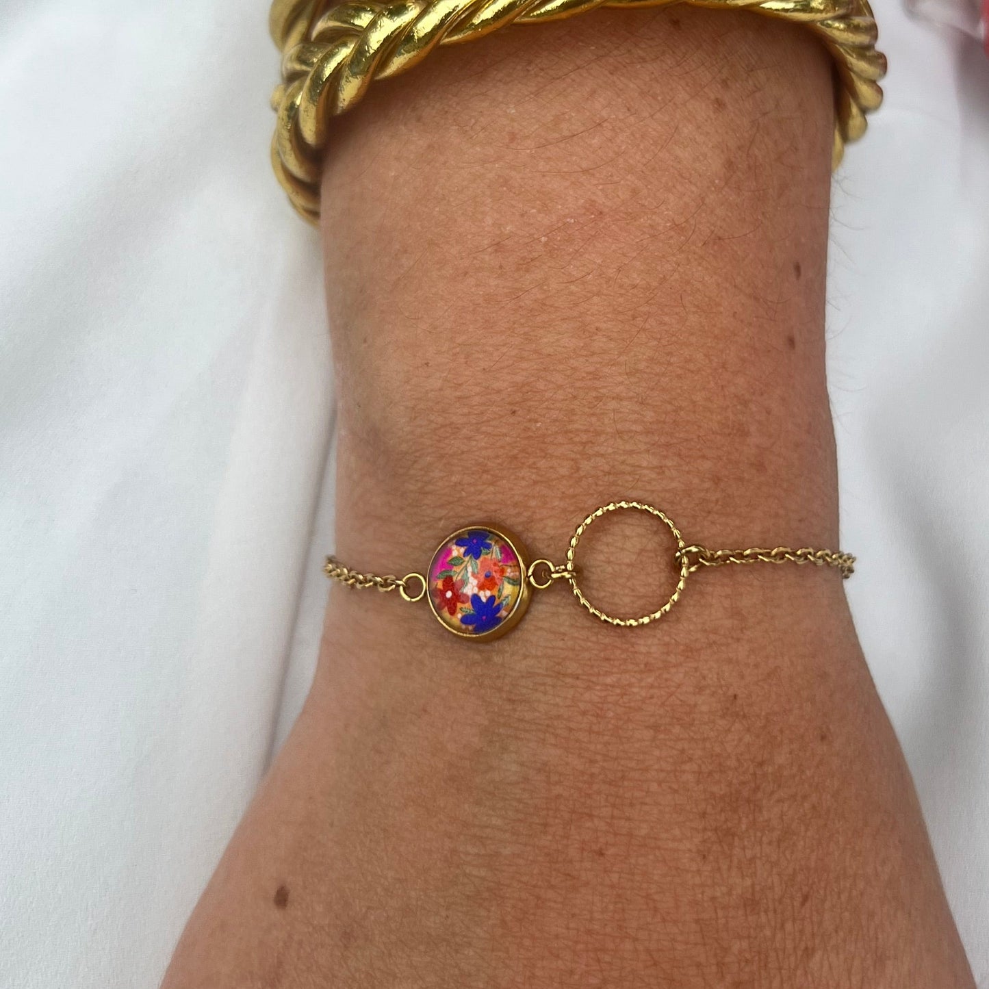Bracelet fin fleurs multicolores sur fond jaune, anneau ciselé, finition dorée ou argentée
