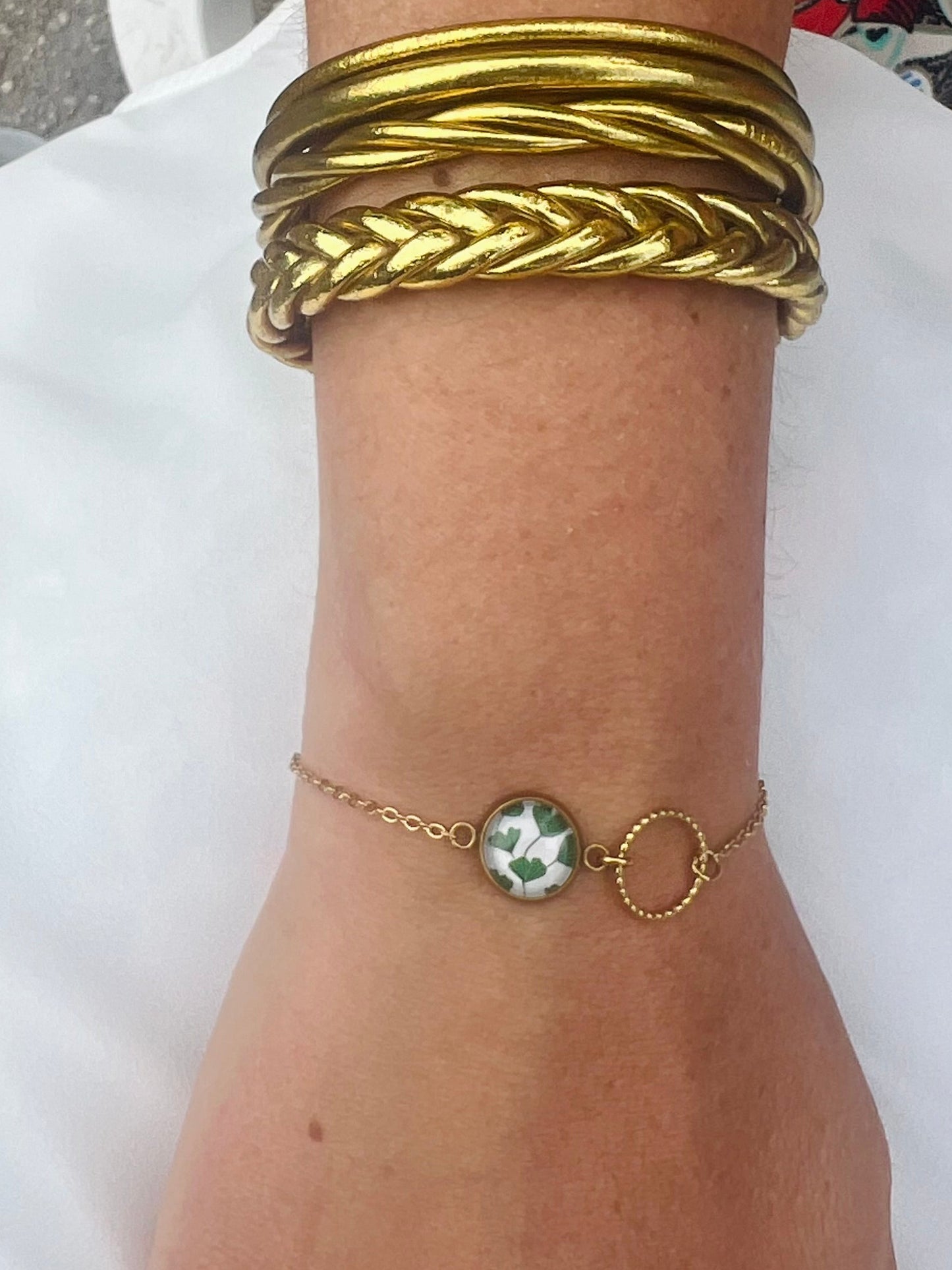 Bracelet fin ginkgo vert, anneau ciselé, finition dorée ou argentée